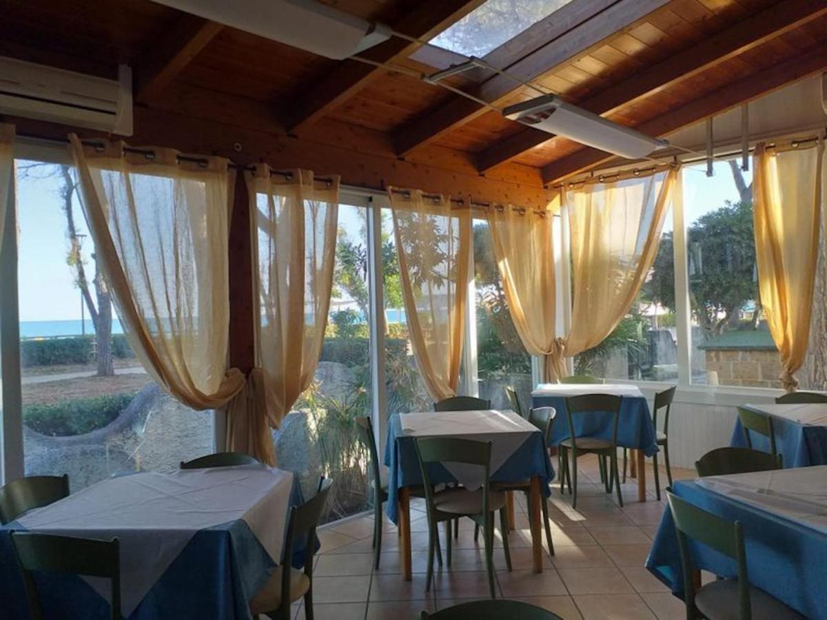 Room In Bb - Spacious Double Room Beside The Sea Pineto Exteriör bild